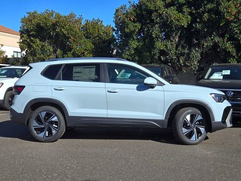 New 2026 Volkswagen Taos SE AWD/4WD image 2