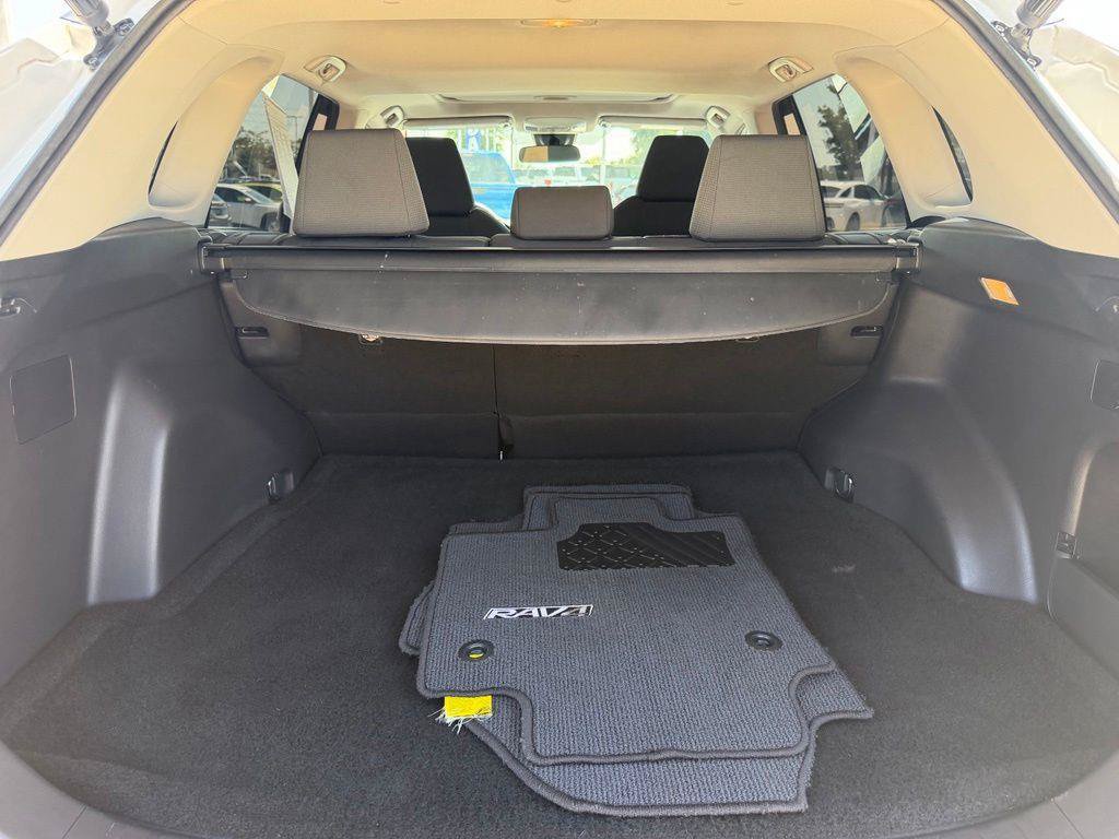 Used 2021 Toyota RAV4 XLE w/ Convenience Package FWD image 15