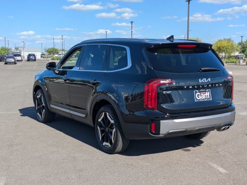 Used 2025 Kia Telluride S FWD image 3