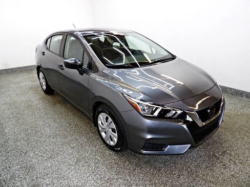 Used 2020 Nissan Versa S FWD image 3