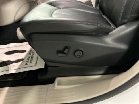 Used 2024 Chrysler Pacifica Touring-L FWD image 13