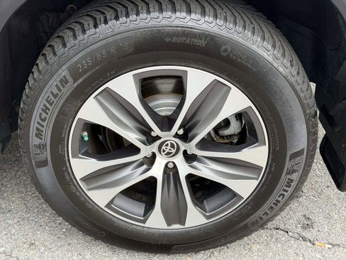 Used 2021 Toyota Highlander XLE AWD/4WD image 50