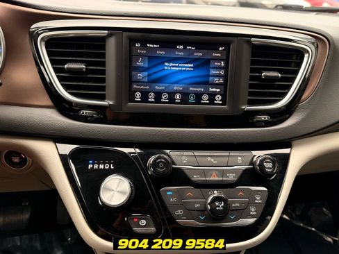 Used 2019 Chrysler Pacifica Touring-L FWD image 18