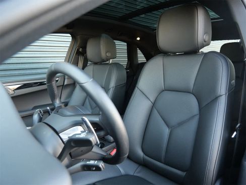 Certified 2026 Porsche Macan image 5