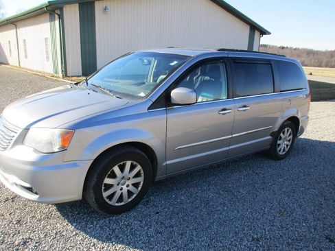 Used 2014 Chrysler Town & Country Touring w/ Driver Convenience Group image 5
