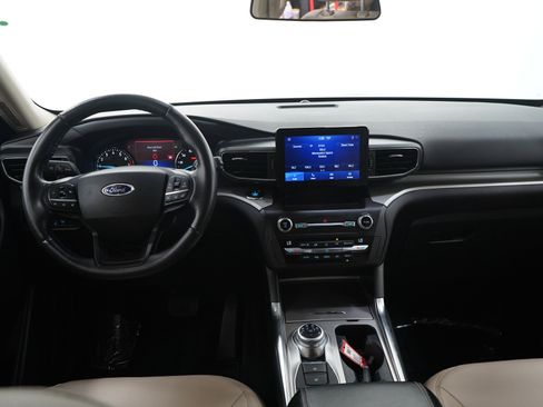 Used 2020 Ford Explorer XLT w/ Equipment Group 202A AWD/4WD image 17