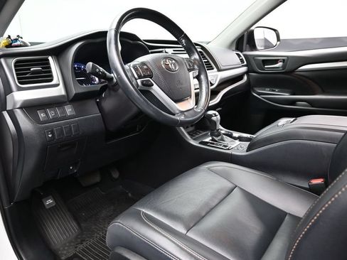 Used 2019 Toyota Highlander XLE AWD/4WD image 21