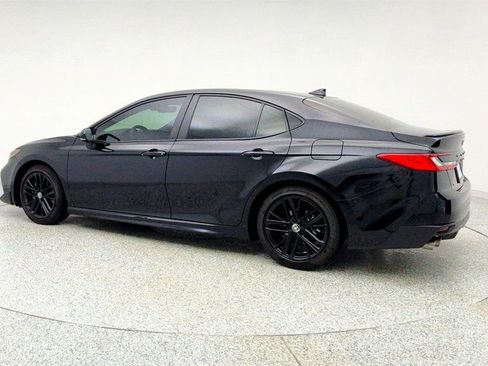 Used 2025 Toyota Camry SE image 7