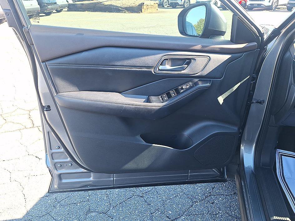 Certified 2022 Nissan Rogue SV w/ SV Premium Package FWD image 9