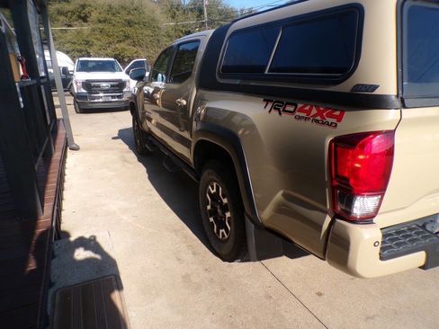 Used 2017 Toyota Tacoma TRD Off-Road w/ Premium & Technology Package image 6