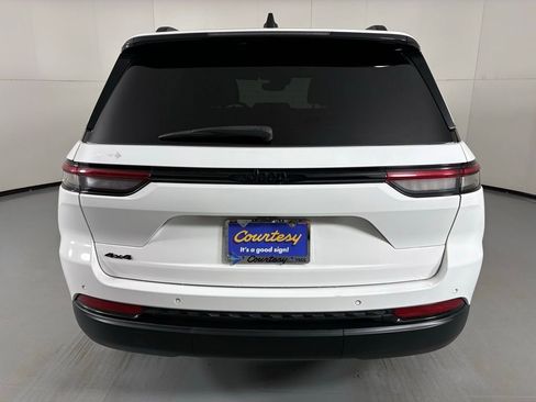 Used 2023 Jeep Grand Cherokee Altitude image 7