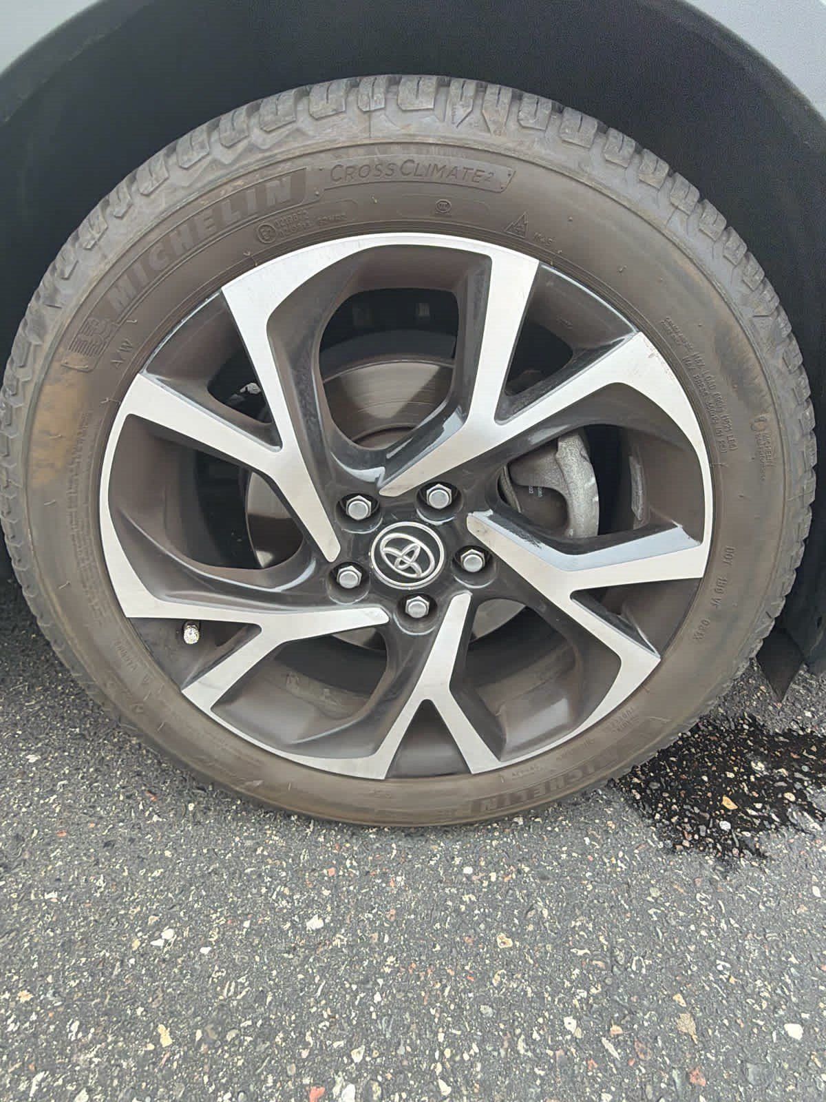 Used 2019 Toyota C-HR XLE FWD image 3