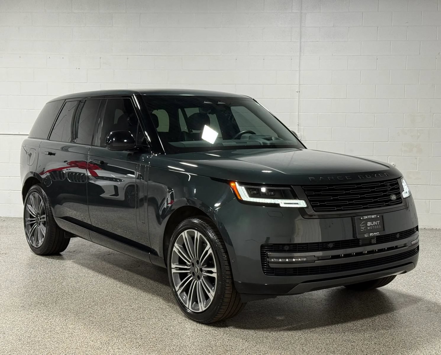 Used 2024 Land Rover Range Rover Long Wheelbase SE AWD/4WD image 4