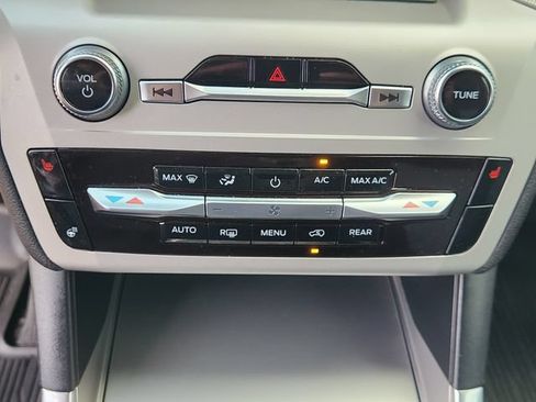 Used 2024 Ford Explorer XLT w/ Equipment Group 202A RWD image 17
