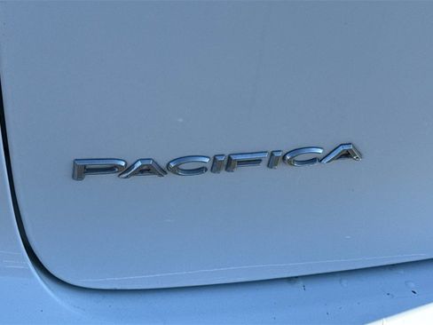 Used 2020 Chrysler Pacifica Touring image 11