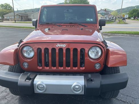 Used 2014 Jeep Wrangler Unlimited Sahara w/ Connectivity Group AWD/4WD image 2