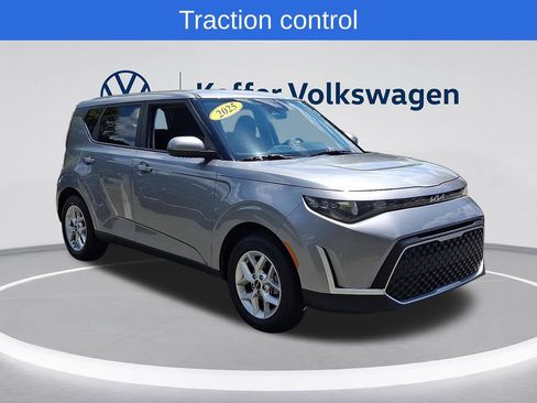 Used 2025 Kia Soul LX w/ LX Technology Package FWD image 3