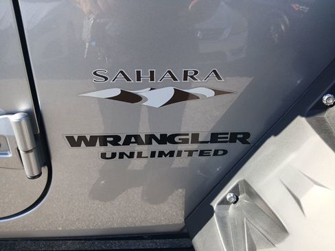 Used 2017 Jeep Wrangler Unlimited Sahara w/ Connectivity Group AWD/4WD image 4