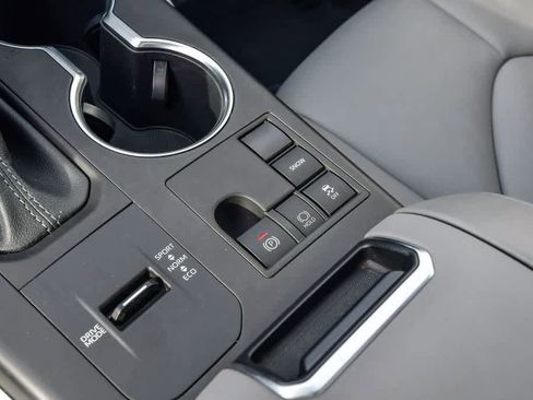 Used 2023 Toyota Highlander XLE image 23