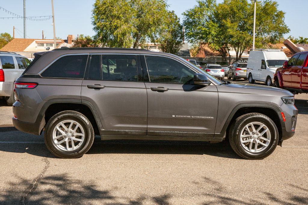 Used 2025 Jeep Grand Cherokee Laredo X w/ Trailer Tow Package AWD/4WD image 5