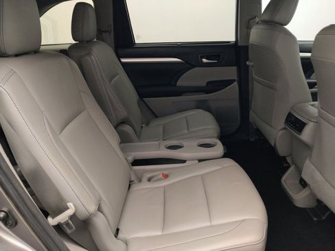 Used 2018 Toyota Highlander XLE FWD image 19
