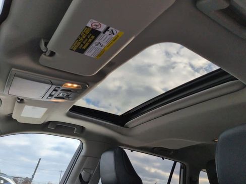 Used 2021 Toyota Highlander XLE image 19