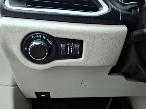 Used 2023 Chrysler Voyager LX FWD image 17