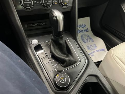 Used 2020 Volkswagen Tiguan SEL AWD/4WD image 32