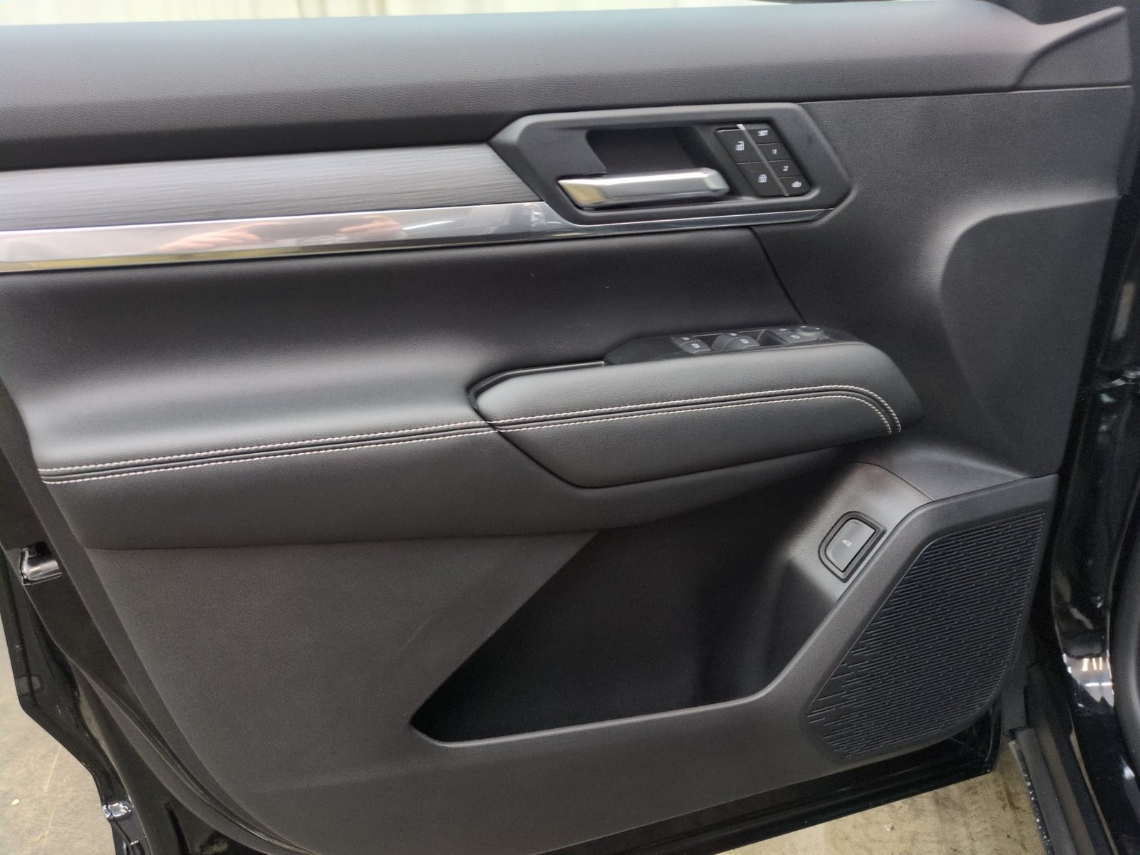 New 2027 GMC Terrain Elevation w/ Elevation Premium Package AWD/4WD image 11