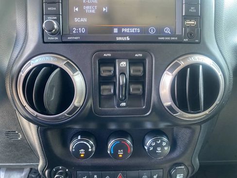 Used 2018 Jeep Wrangler Unlimited Sahara AWD/4WD image 15