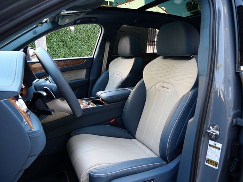 Used 2025 Bentley Bentayga image 16