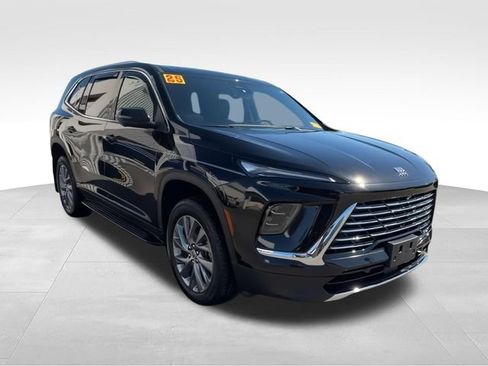 Certified 2025 Buick Enclave Preferred FWD image 2