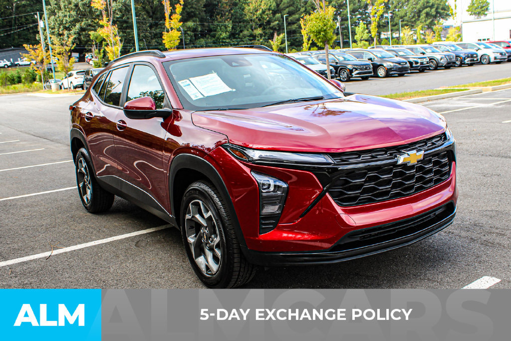 Used 2025 Chevrolet Trax LT FWD image 3