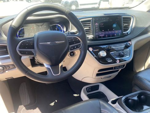 Used 2023 Chrysler Pacifica Touring-L FWD image 10