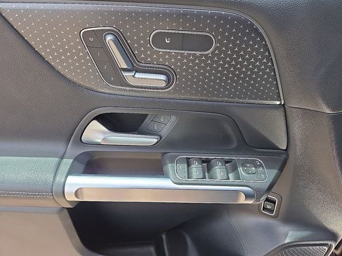 Used 2025 Mercedes-Benz GLB 250 image 21