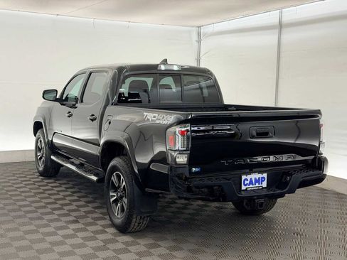 Used 2016 Toyota Tacoma TRD Sport image 4