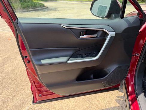 Used 2022 Toyota RAV4 XLE w/ Convenience Package FWD image 12