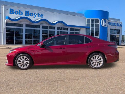 Used 2022 Toyota Camry LE image 2