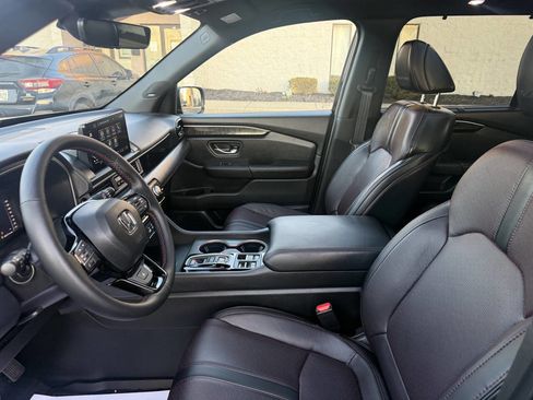 Used 2025 Honda Pilot Black Edition image 18