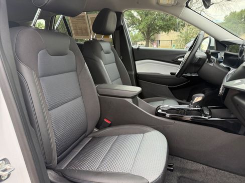 Used 2025 Chevrolet Trax LT w/ LT Convenience Package FWD image 37