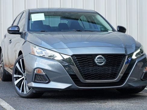 Used 2021 Nissan Altima 2.5 SR w/ SR Premium Package FWD image 2