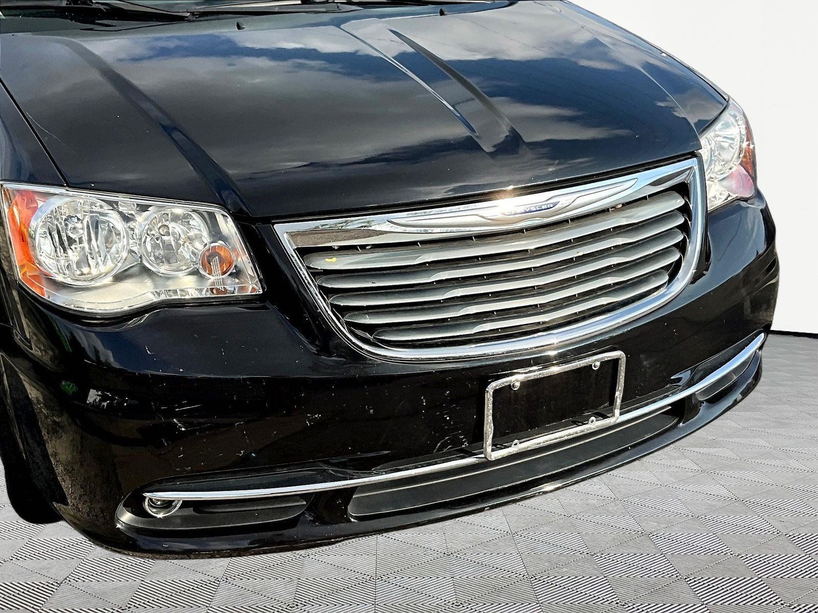 Used 2015 Chrysler Town & Country Touring-L w/ Driver Convenience Group FWD image 32