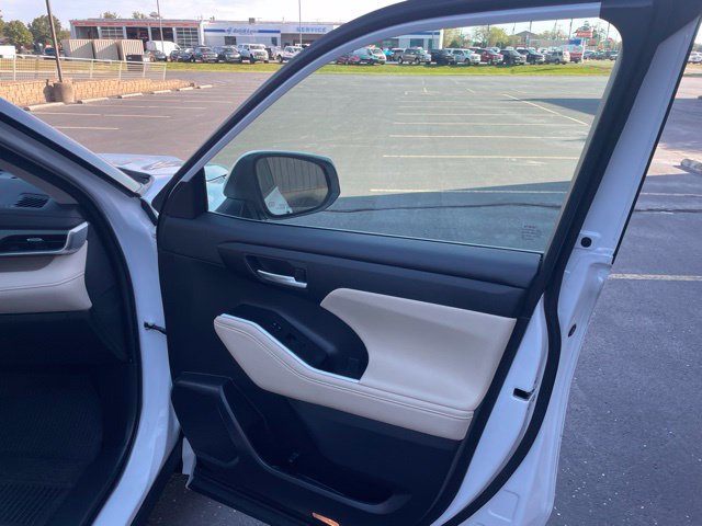 Used 2023 Toyota Highlander XLE AWD/4WD image 48