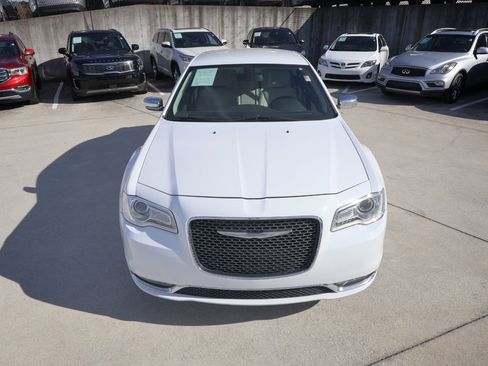 Used 2018 Chrysler 300 Limited image 11