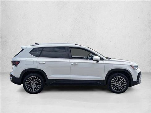 Used 2025 Volkswagen Taos SE FWD image 4