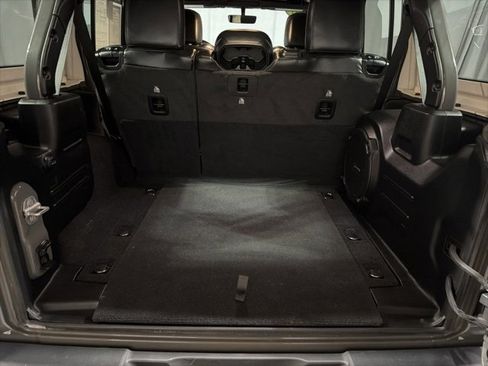 Used 2020 Jeep Wrangler Unlimited Sahara image 18