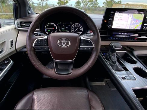 Used 2022 Toyota Sienna Platinum image 5