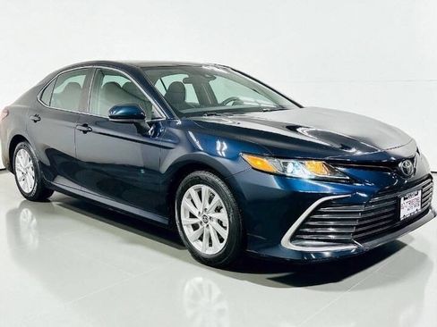 Used 2021 Toyota Camry LE image 2