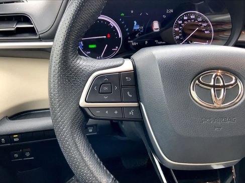 Used 2021 Toyota Sienna Limited image 22