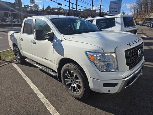 Used 2020 Nissan Titan SV w/ SV Convenience Package image 1